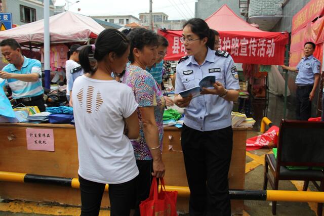 图为工作人员向群众宣传铁路护路的法律法规知识现场.jpg