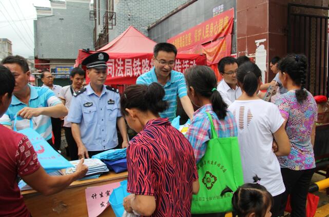 图为县司法局在两安乡开展铁路护路宣传活动现场.jpg