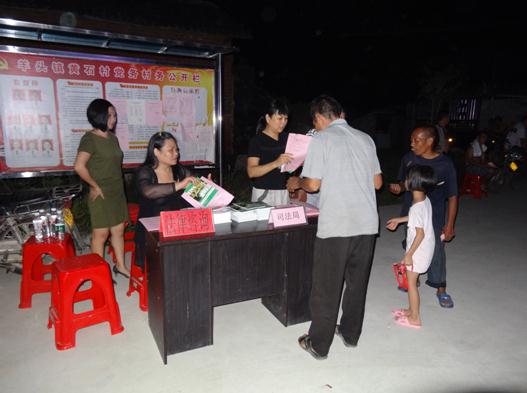司法局工作人员耐心为村民解答有关法律问题.jpg