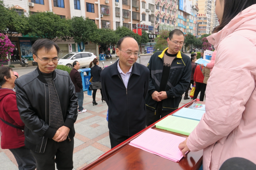 �з��ν��蹤���쵼С�鸱�鳤������Э����ϯ�ܹ�ȫ���У������˴���ίԱ������ίԱ����������һ������˾���ָ��ֳ���������һ���Ӳ��ֳ�.JPG