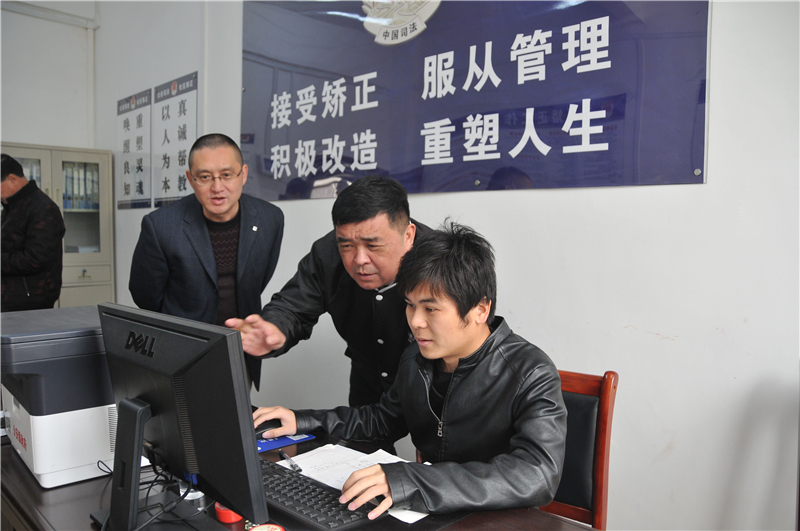 黄伟东局长(中)对两安司法所社区矫正工作开展督查.jpg