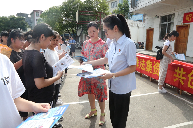图为法官发放宣传资料【小图】.jpg