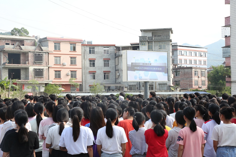 图为学生观看有关宣传教育片【小图】.jpg