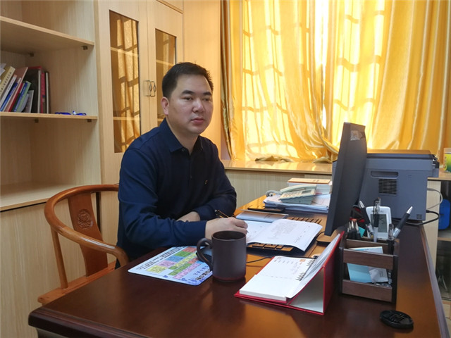 钟山县纪委副书记、监委副主任杨芳宁_副本1.jpg