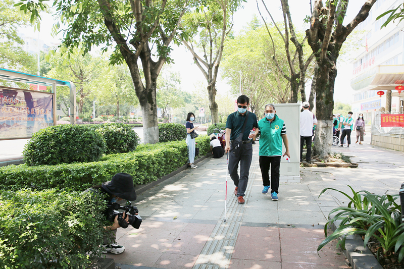 让碍少一点让爱多一点贺州市开展残疾人无障碍环境建设体验志愿服务