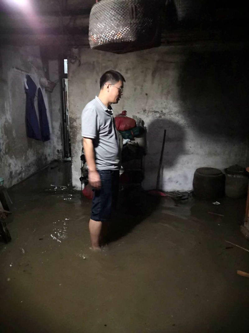 （2）6月7日，富川县古城镇纪委书记柳真宏帮群众抗洪救灾，紧急转移被淹物品.jpg