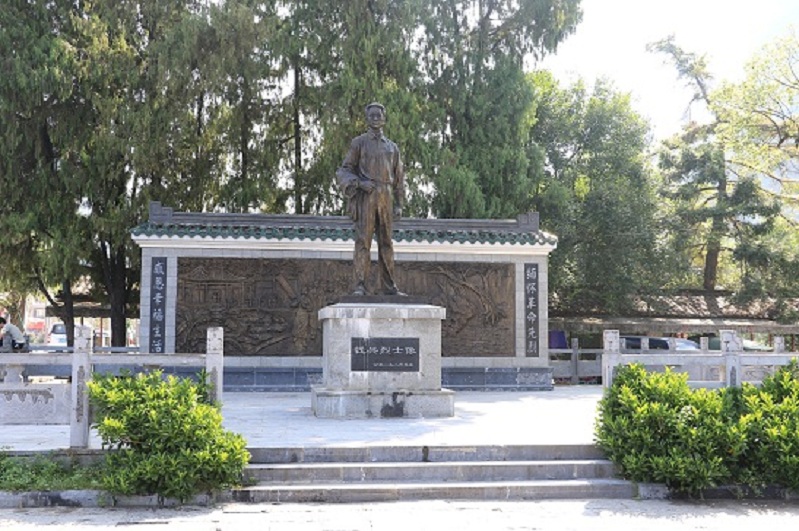 02 ͼΪǮ����ʿ����.jpg