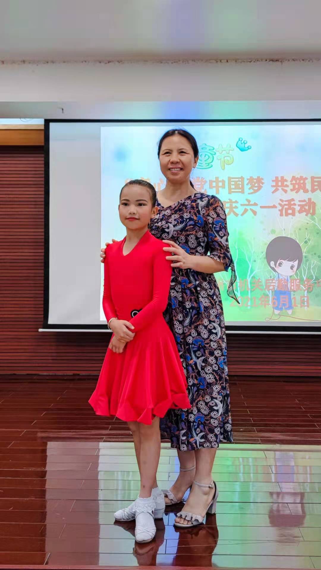 中心领导与跳拉丁舞的小朋友合影.jpg