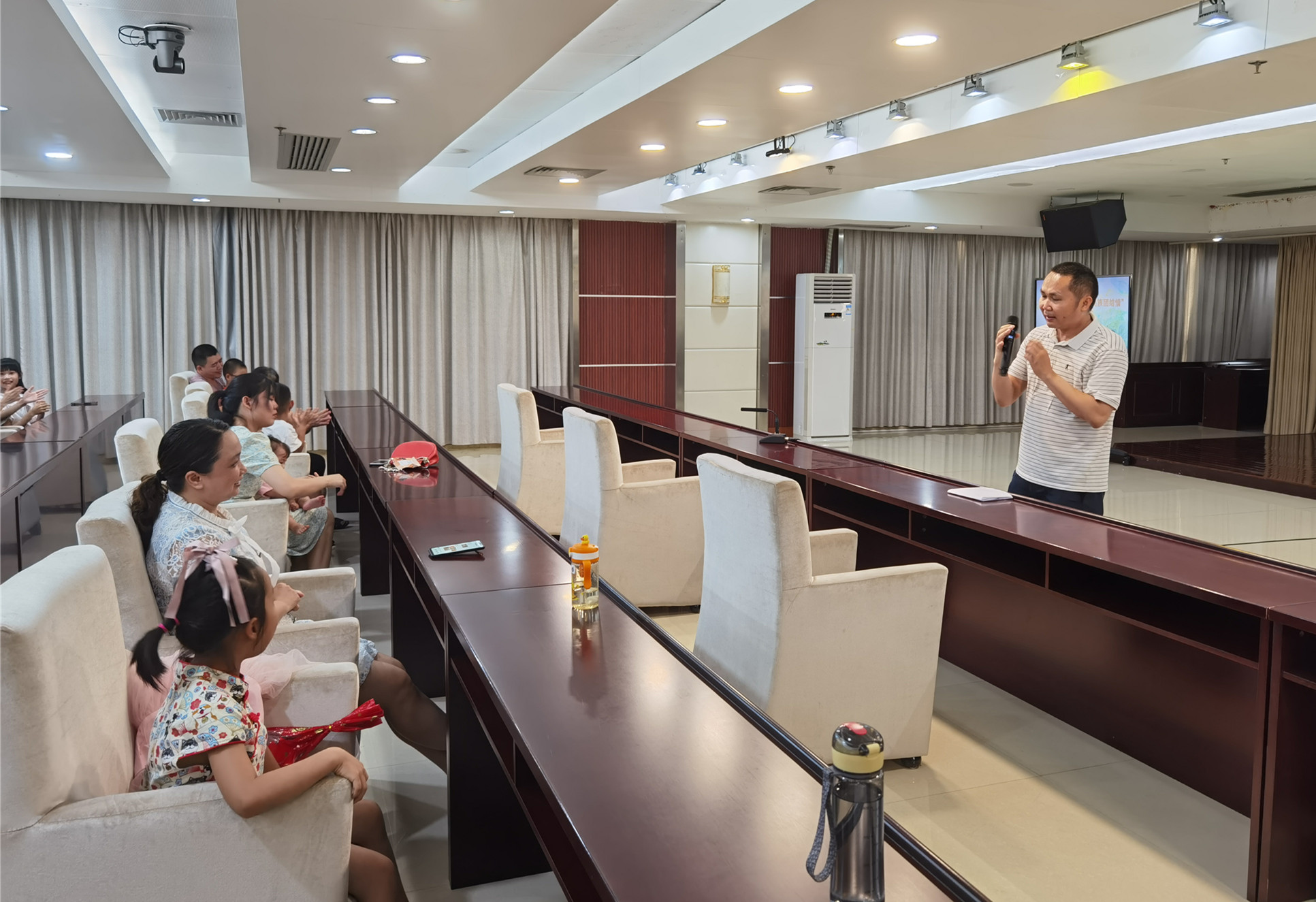 讲解民族团结知识_副本.jpg