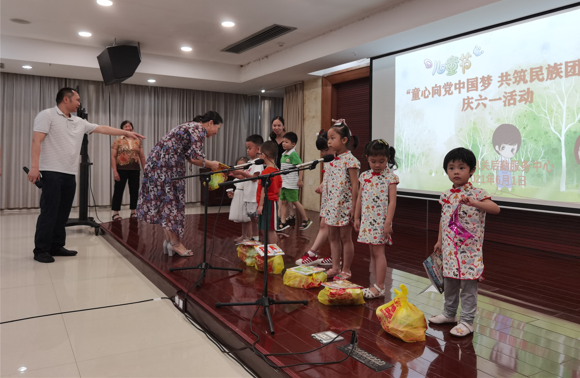 中心领导给小朋友赠送节日礼物_副本.jpg
